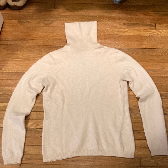 Neiman Marcus Cream Cashmere Turtleneck Size M - Picture 2 of 7